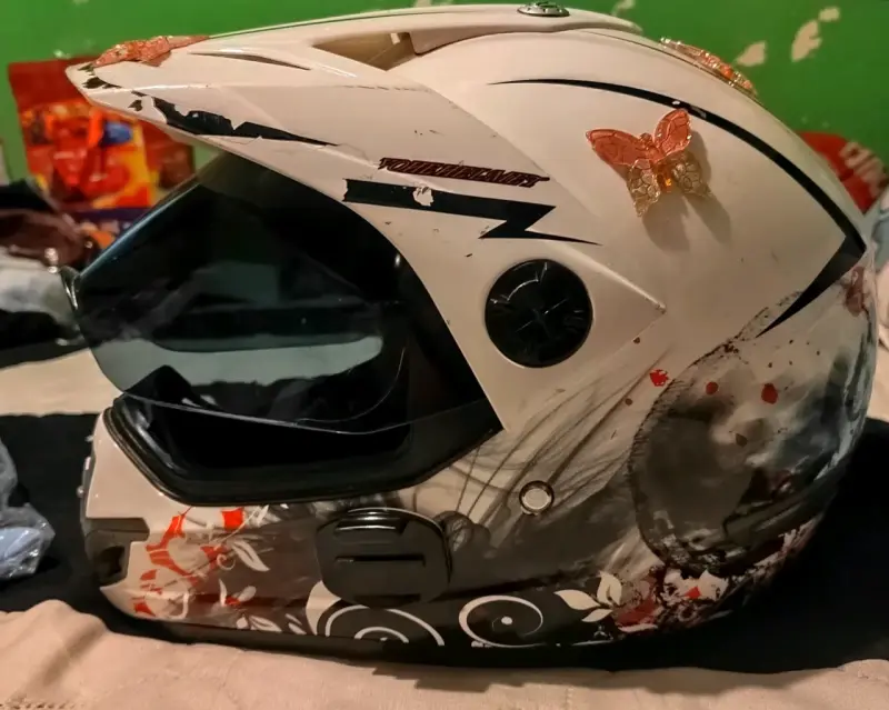 Casco de moto con diseño gráfico y visera oscura - 2