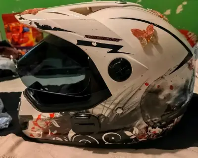 Casco de moto con diseño gráfico y visera oscura - miniatura 2