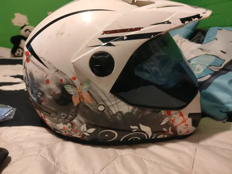Casco de moto con diseño gráfico y visera oscura - 3