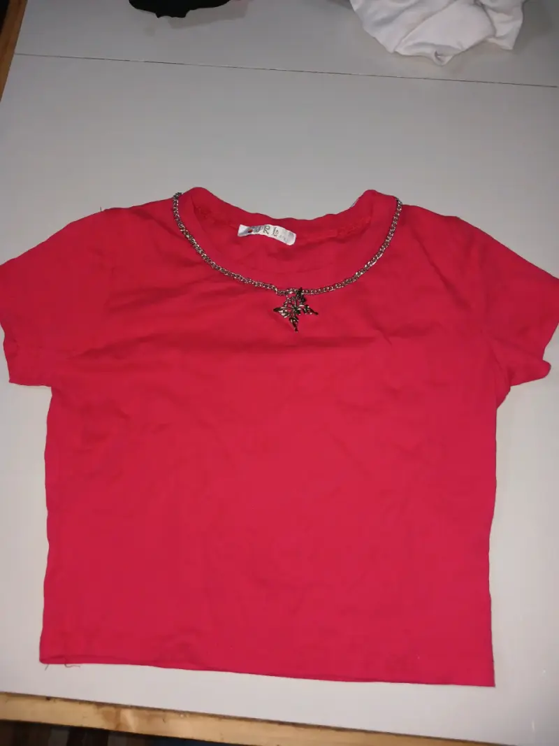Polera roja con collar decorativo