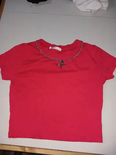 Polera roja con collar decorativo - miniatura 1