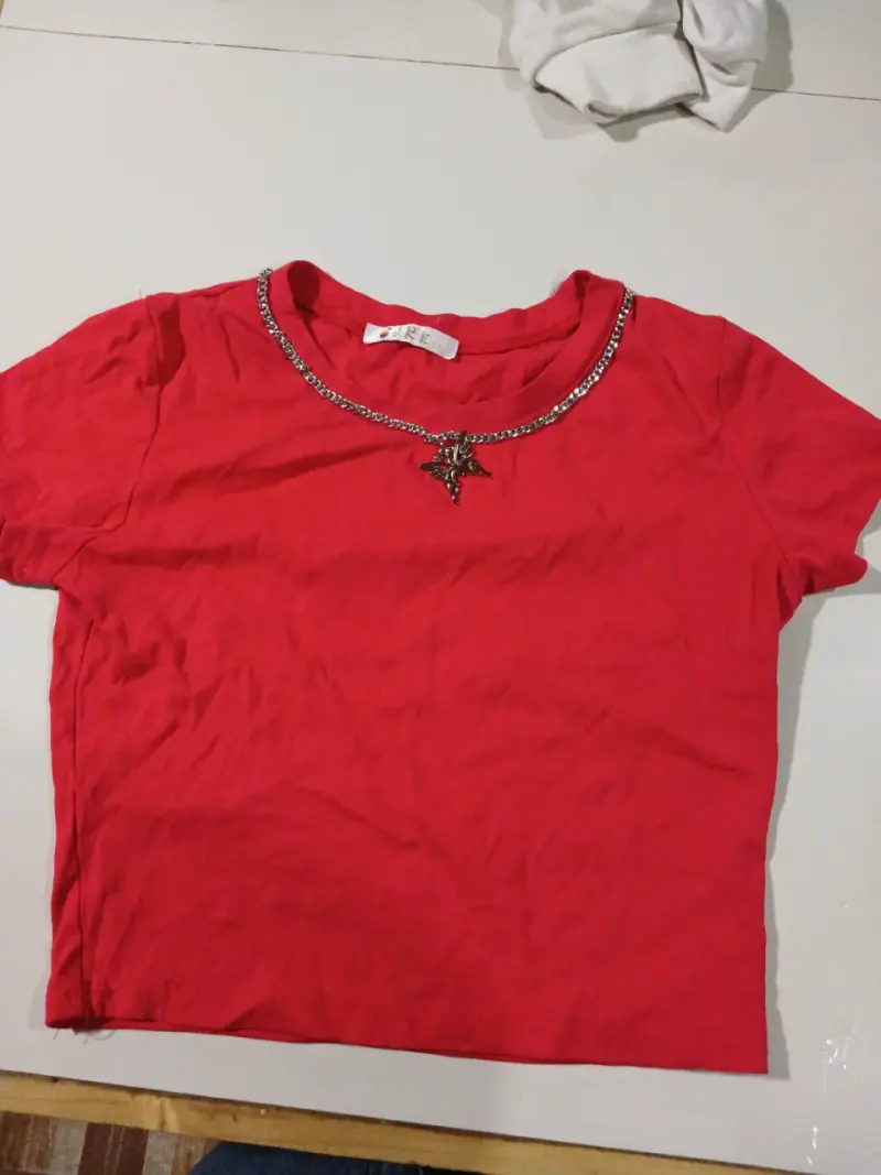 Polera roja con collar decorativo - 2