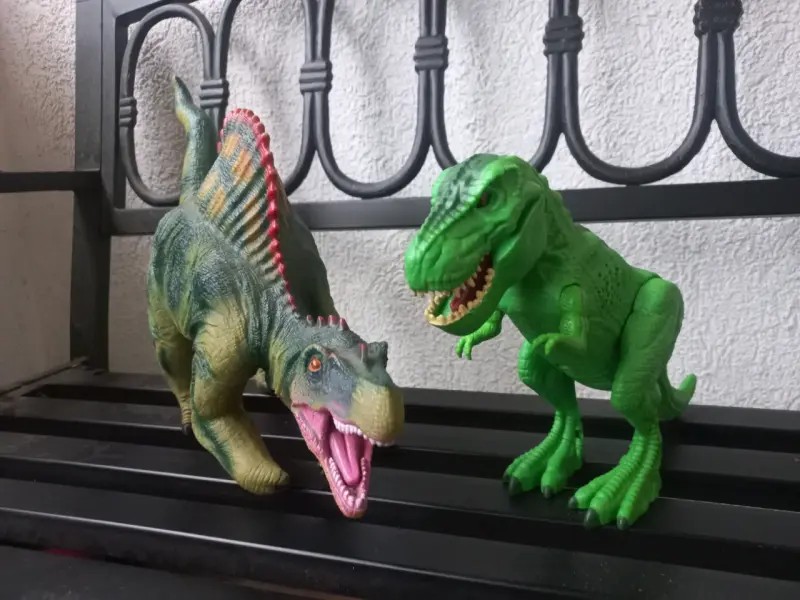 Figuras de dinosaurios de juguete en colores vivos - 1