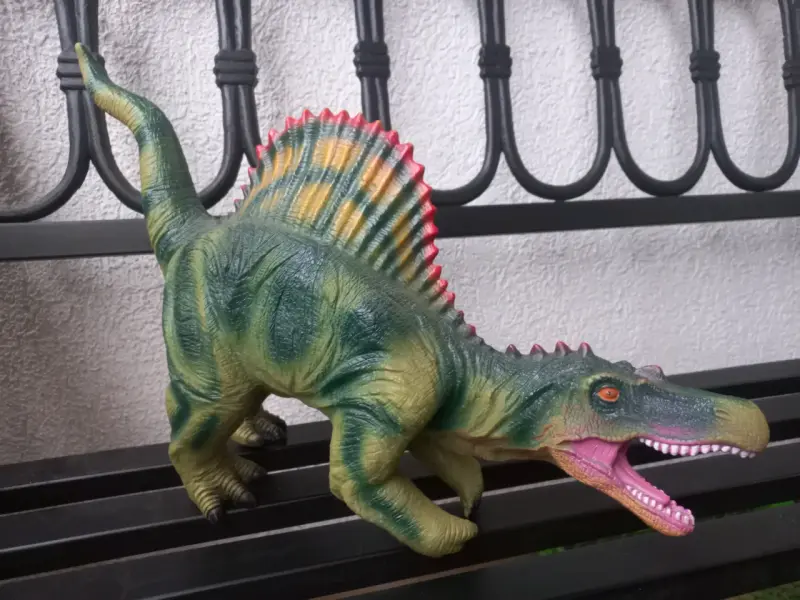 Figuras de dinosaurios de juguete en colores vivos - 2