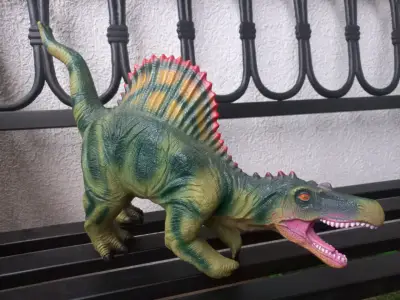 Figuras de dinosaurios de juguete en colores vivos - miniatura 2