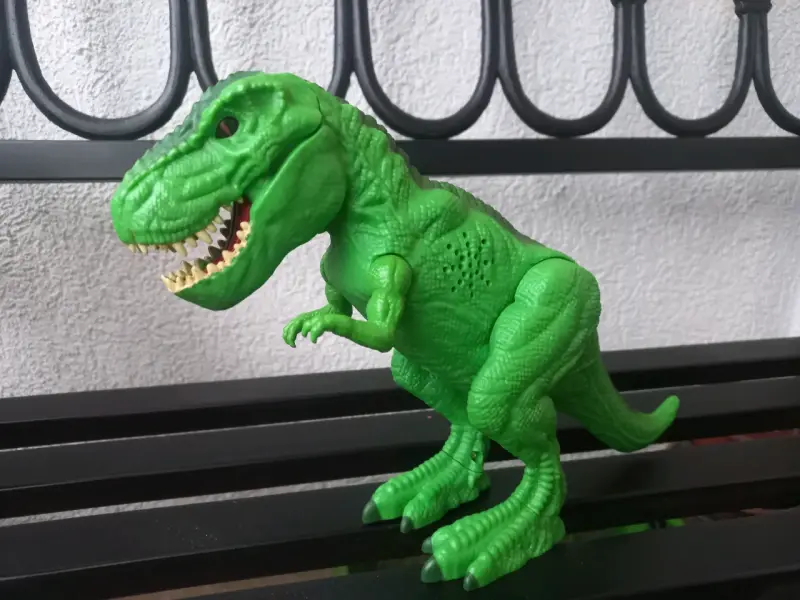 Figuras de dinosaurios de juguete en colores vivos - 3