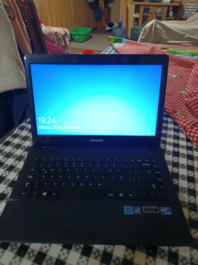 Notebook Samsung con Intel Core i3 en buen estado - 1