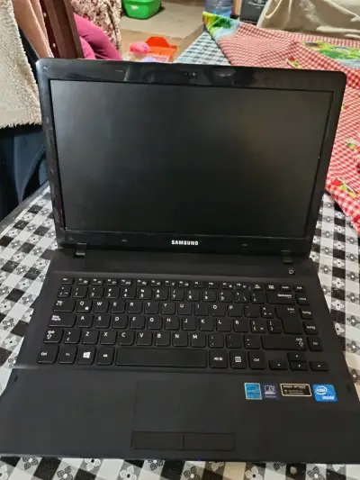 Notebook Samsung con Intel Core i3 en buen estado - miniatura 2