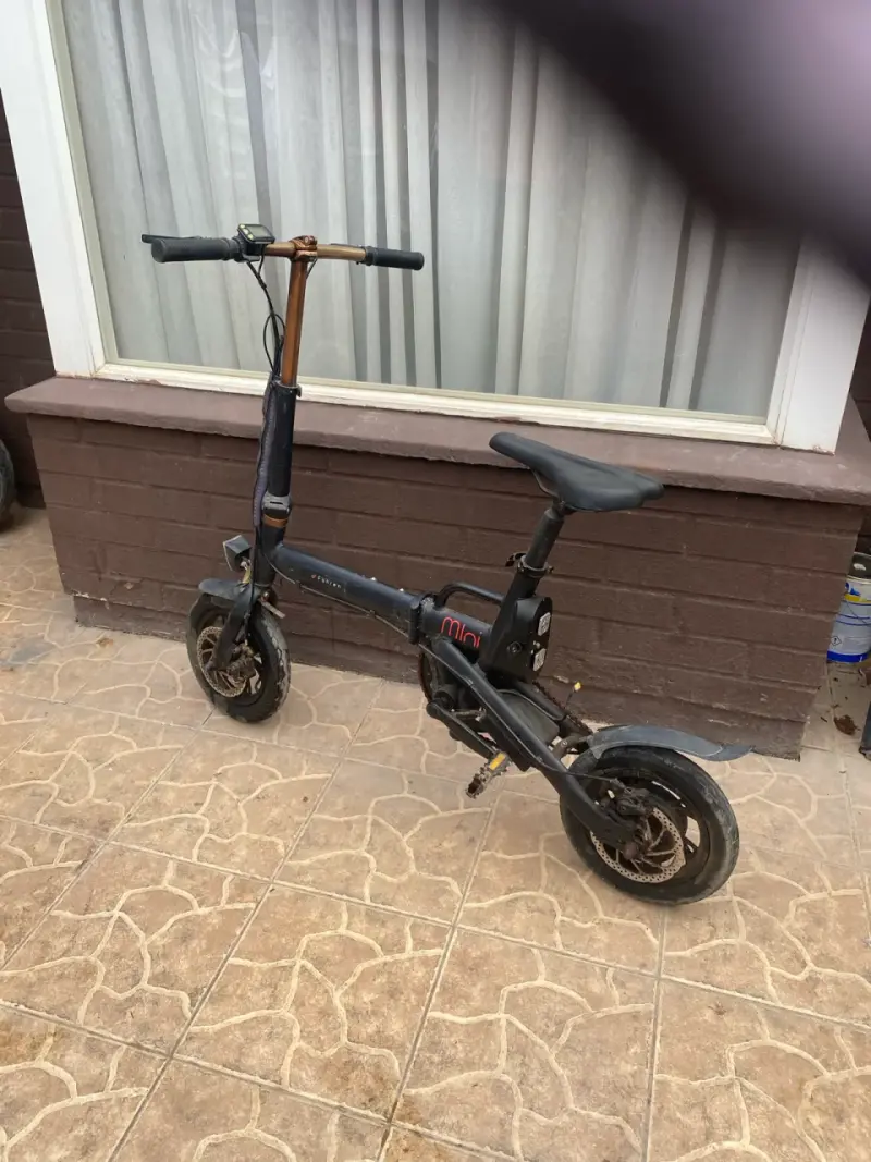 Scooter eléctrico plegable negro