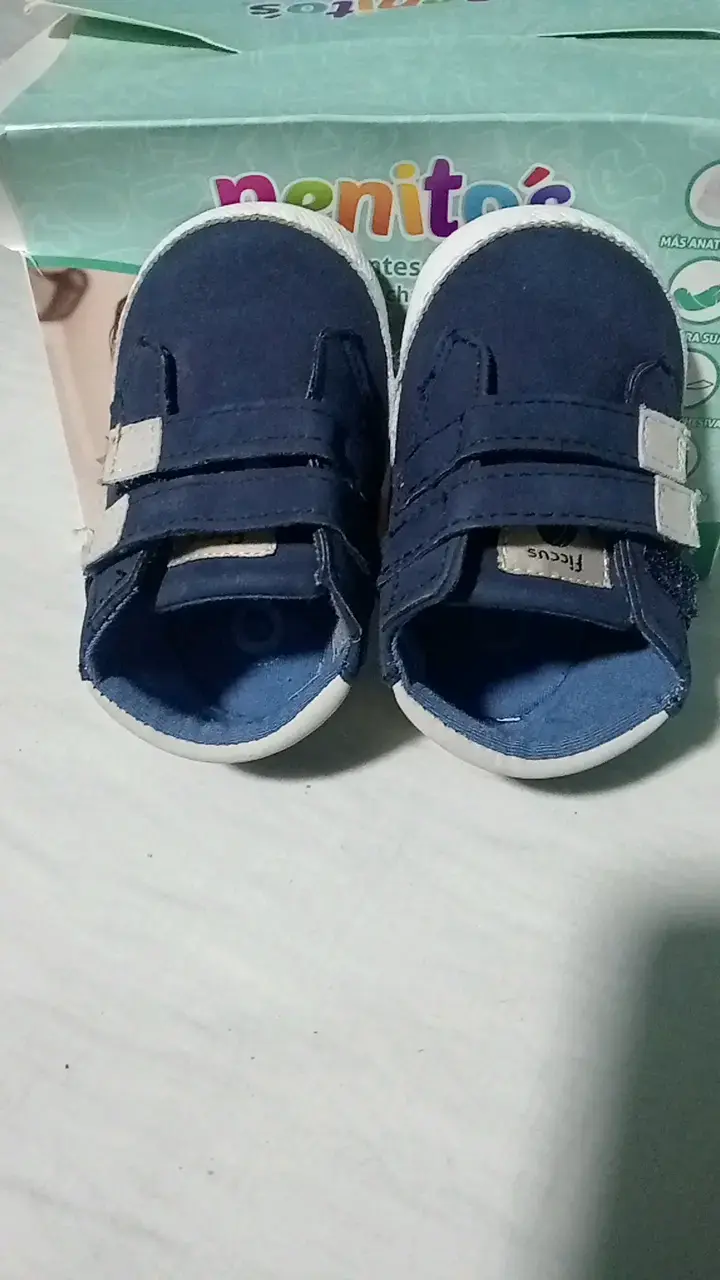 Zapatos de bebé azul con diseño deportivo - 1