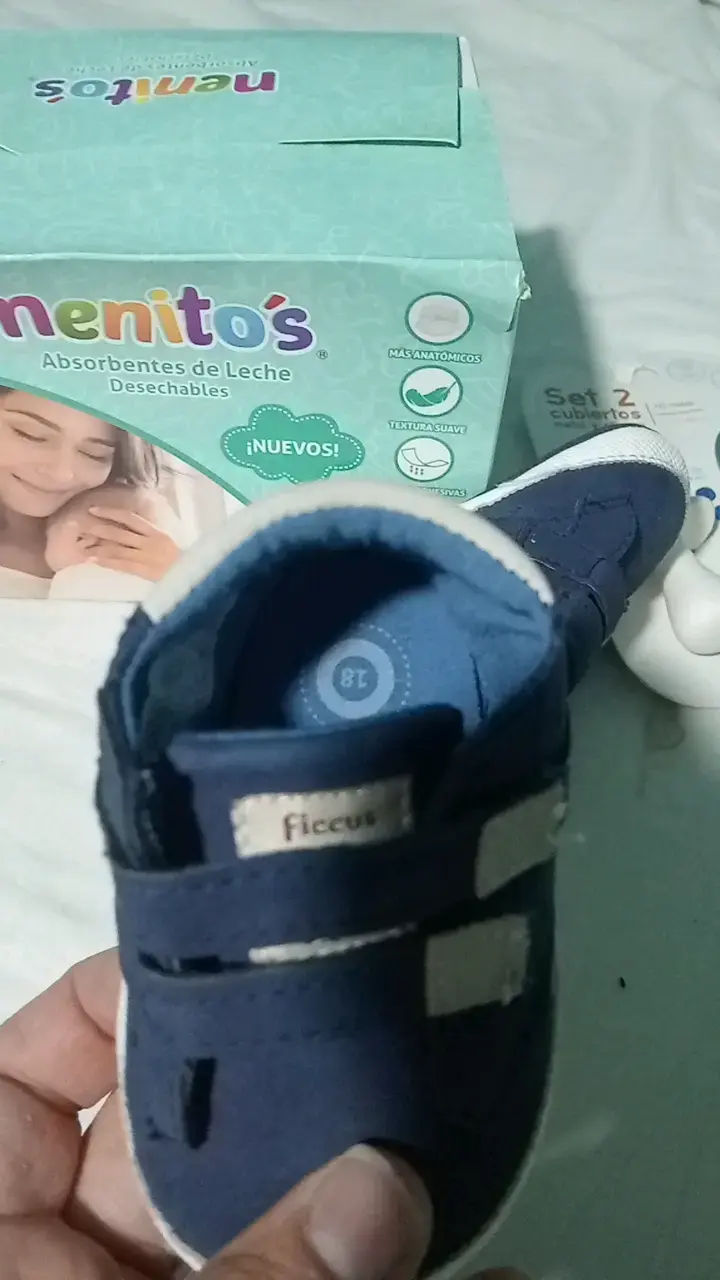 Zapatos de bebé azul con diseño deportivo - 2