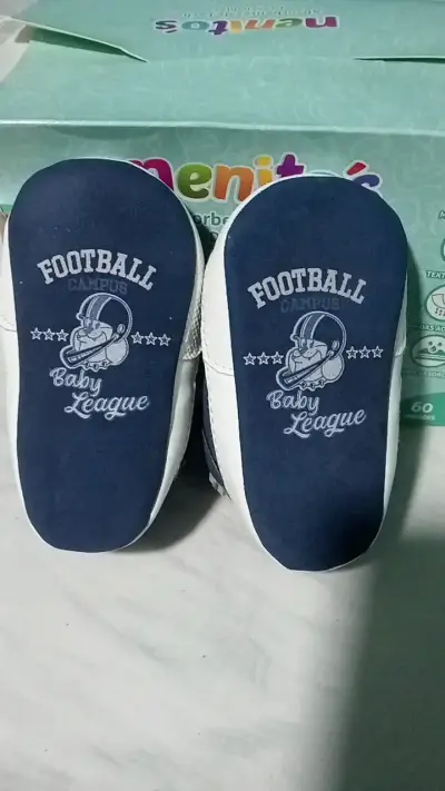 Zapatos de bebé azul con diseño deportivo - miniatura 3