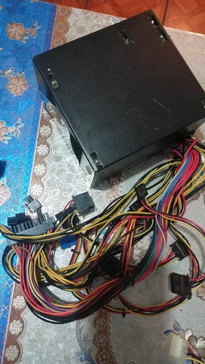 Fuente de Poder Spektra 650W con Cables - 2