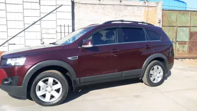 Chevrolet Captiva SUV color burdeos en buen estado - miniatura 3