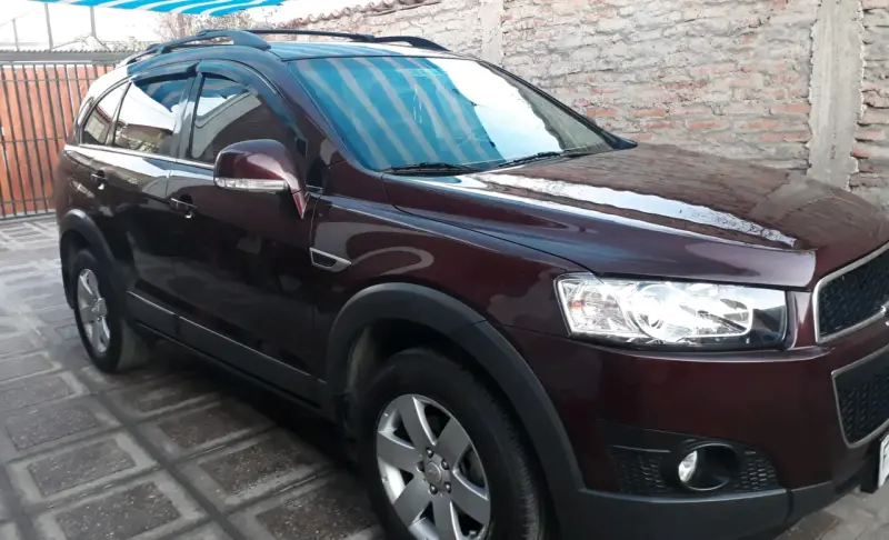 Chevrolet Captiva SUV color burdeos en buen estado - 4