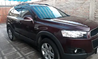 Chevrolet Captiva SUV color burdeos en buen estado - miniatura 4