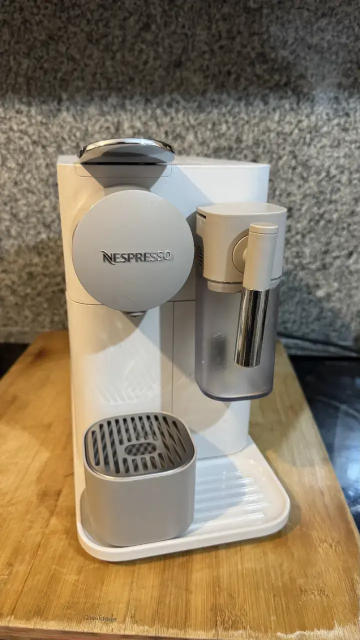 Cafetera Nespresso blanca con espumador de leche - 1