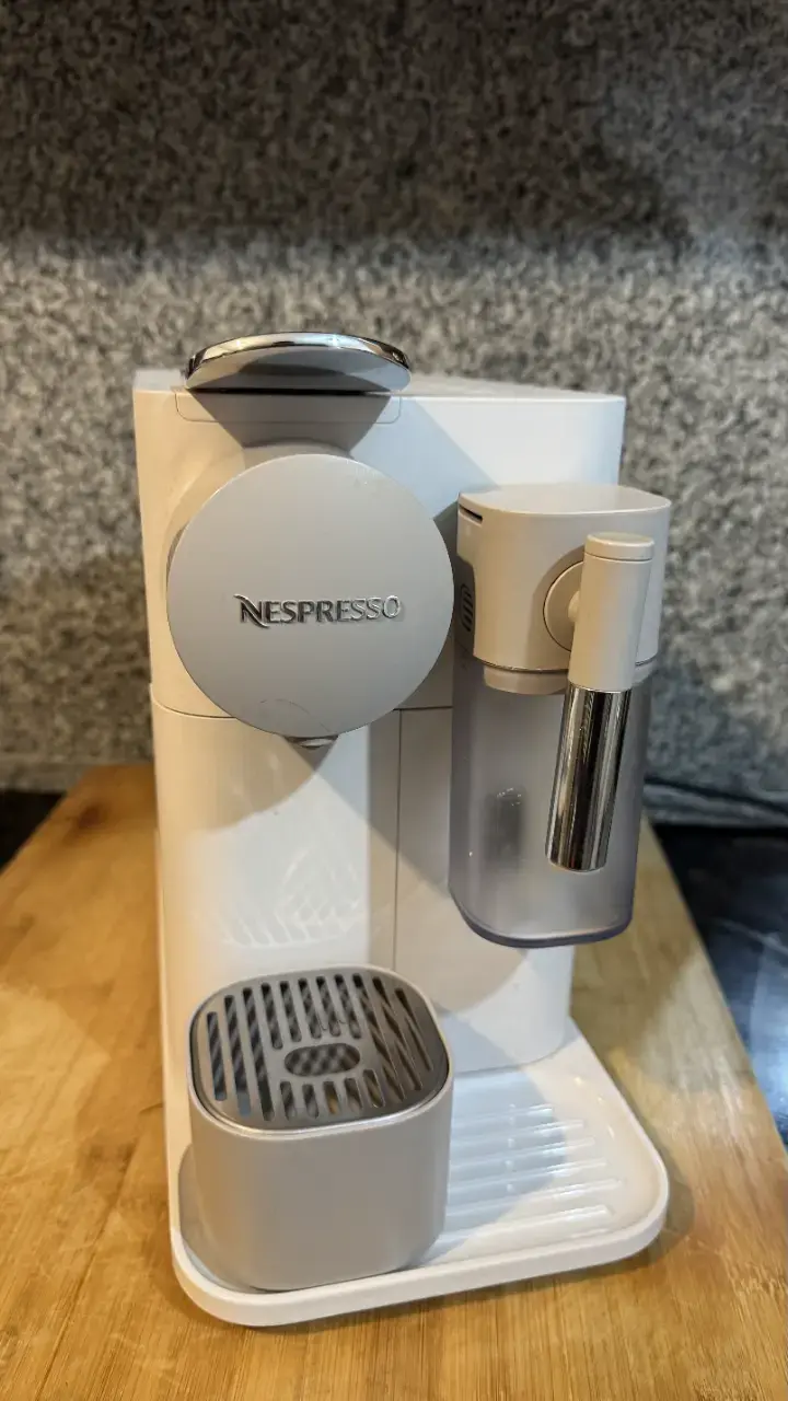 Cafetera Nespresso blanca con espumador de leche - 2