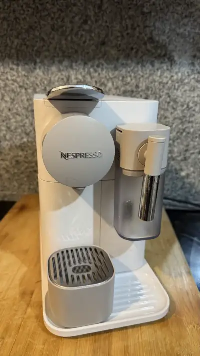 Cafetera Nespresso blanca con espumador de leche - miniatura 2