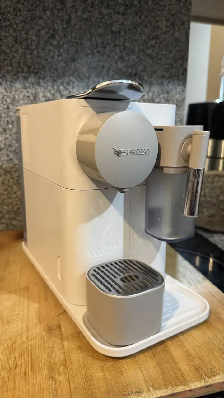Cafetera Nespresso blanca con espumador de leche - 3
