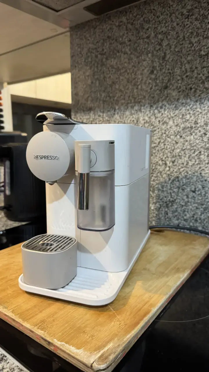 Cafetera Nespresso blanca con espumador de leche - 4