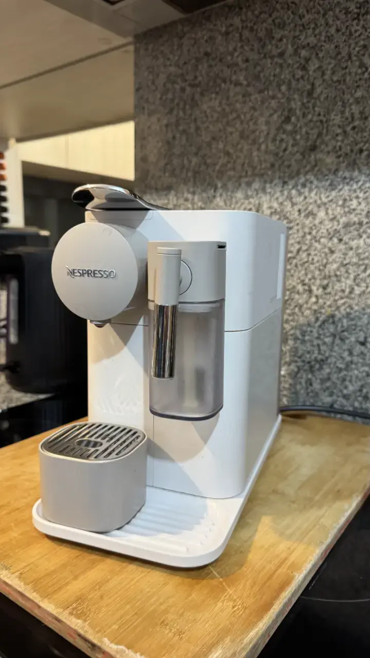 Cafetera Nespresso blanca con espumador de leche - 5