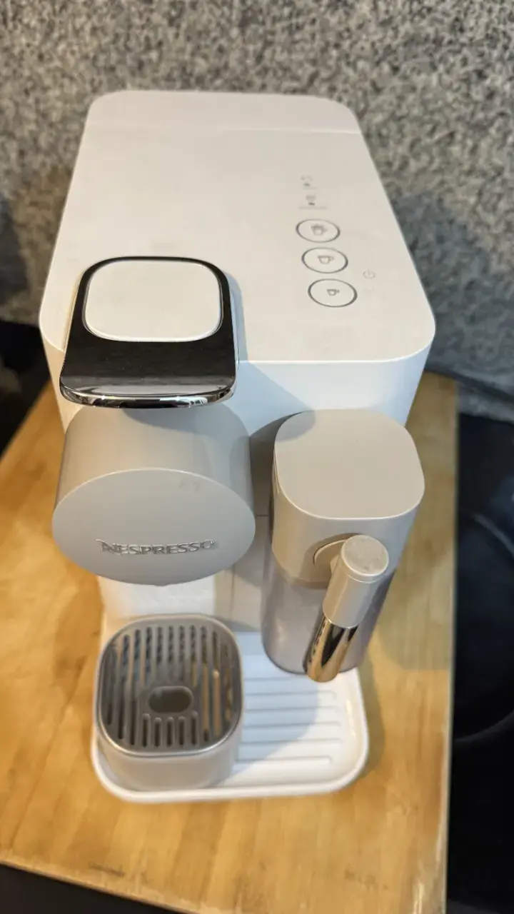 Cafetera Nespresso blanca con espumador de leche - 6