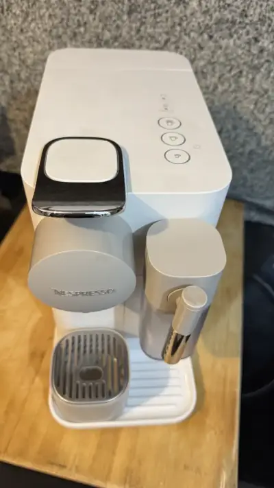 Cafetera Nespresso blanca con espumador de leche - miniatura 6