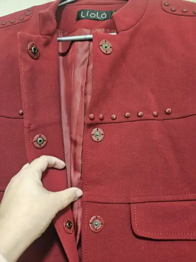 Abrigo burdeo  con detalles de tachas Liola - miniatura 4