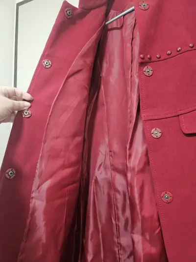 Abrigo burdeo  con detalles de tachas Liola - miniatura 6