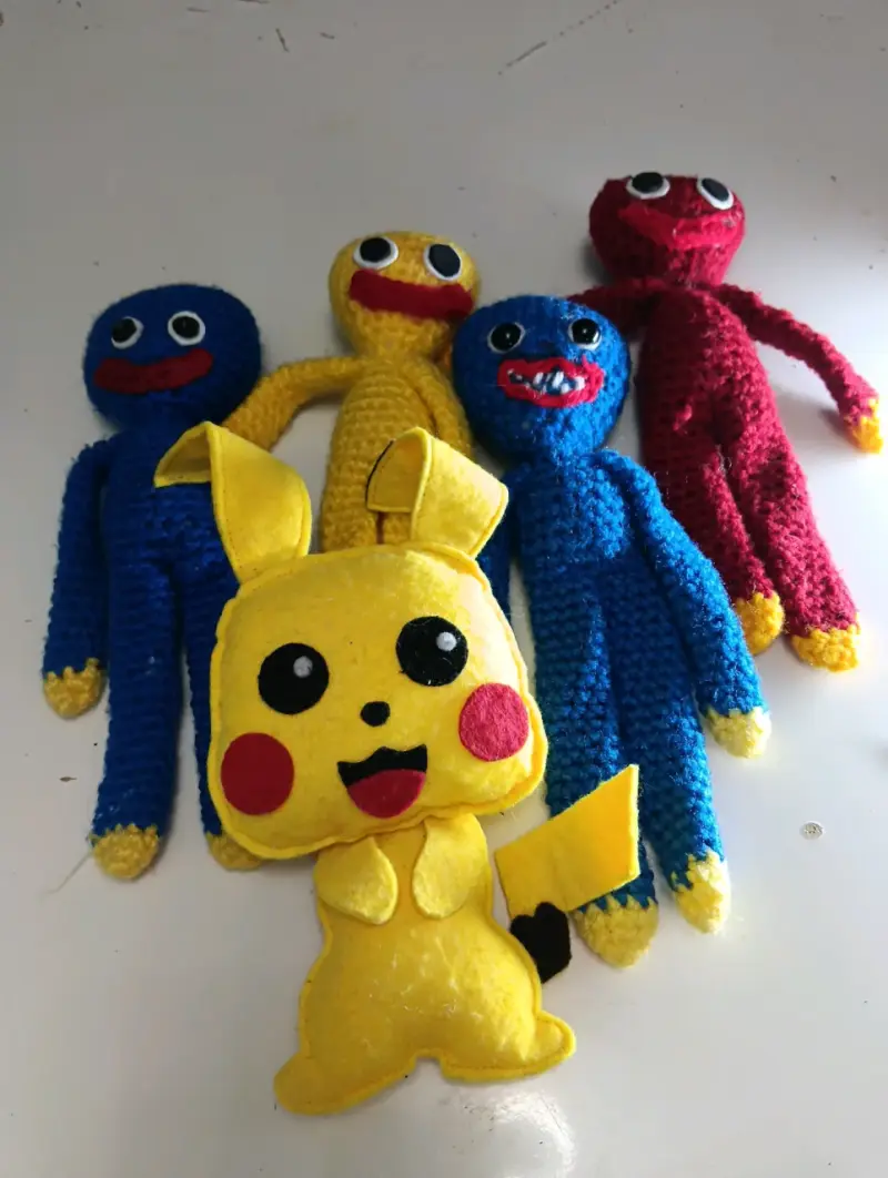 Muñecos de peluche tejidos a mano