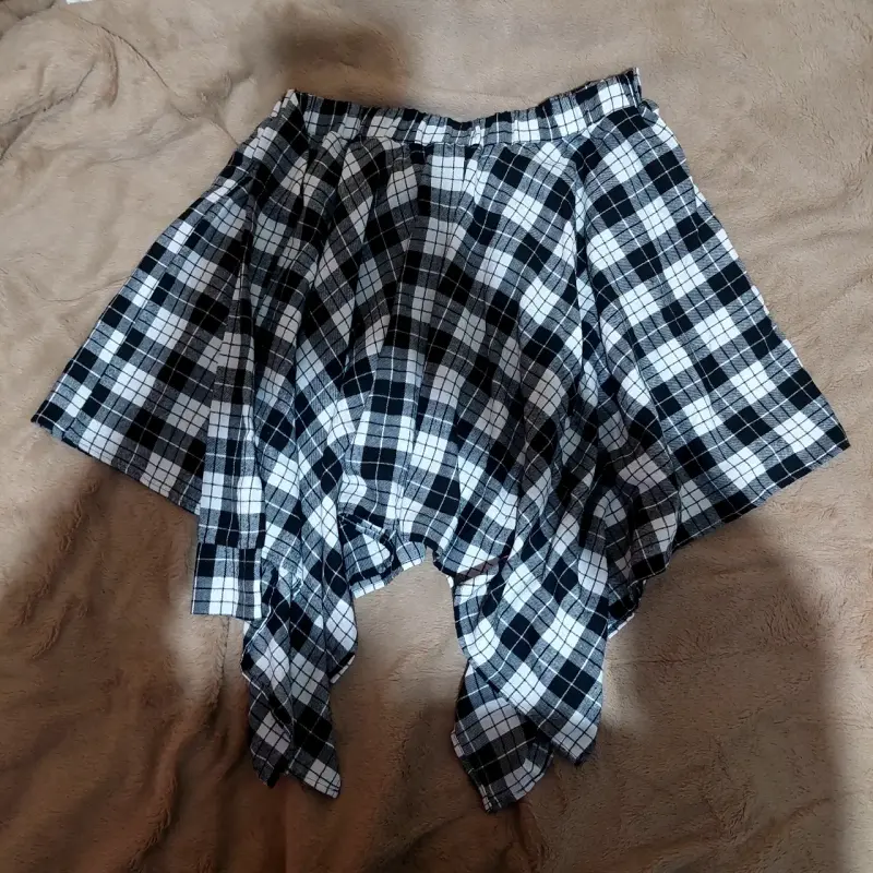 Falda corta a cuadros en blanco y negro XL-XXL