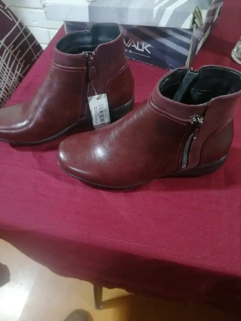 Botines de cuero marrón con cierre lateral - 1