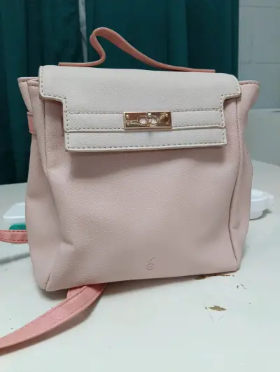 Mochila pequeña rosa con cierre metálico - miniatura 1