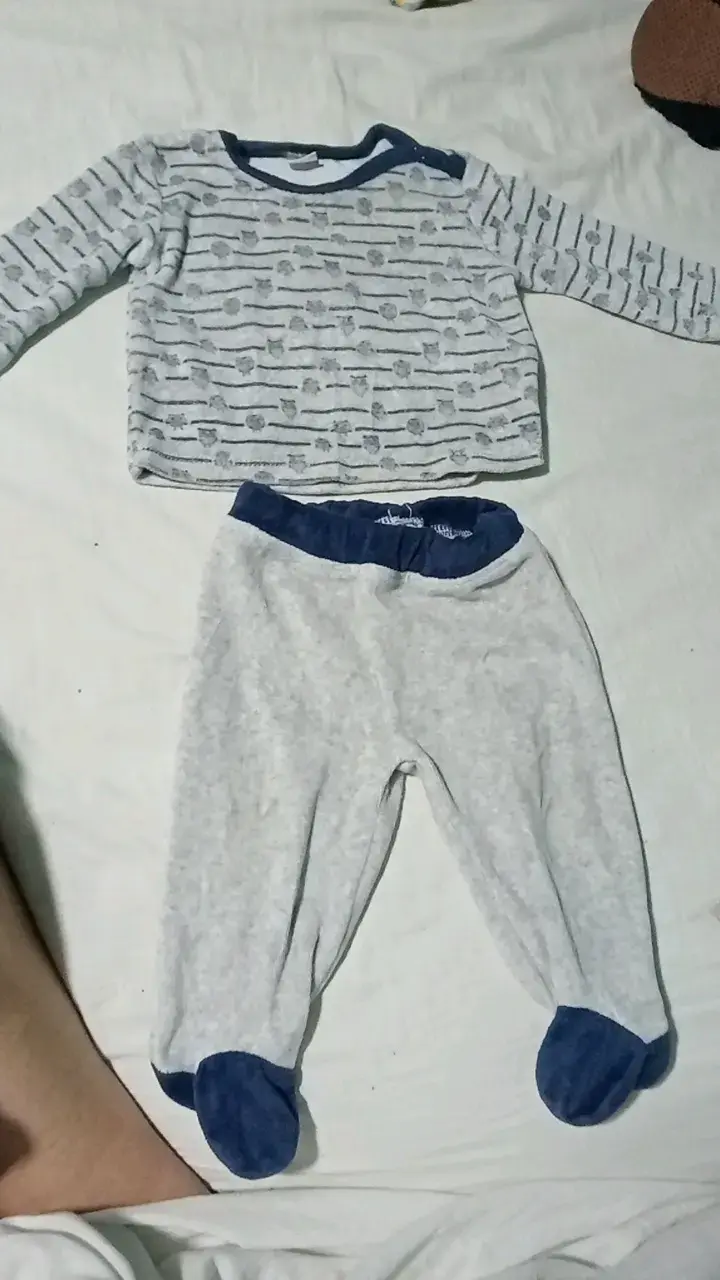 Pijama de bebé gris con detalles azules - 1