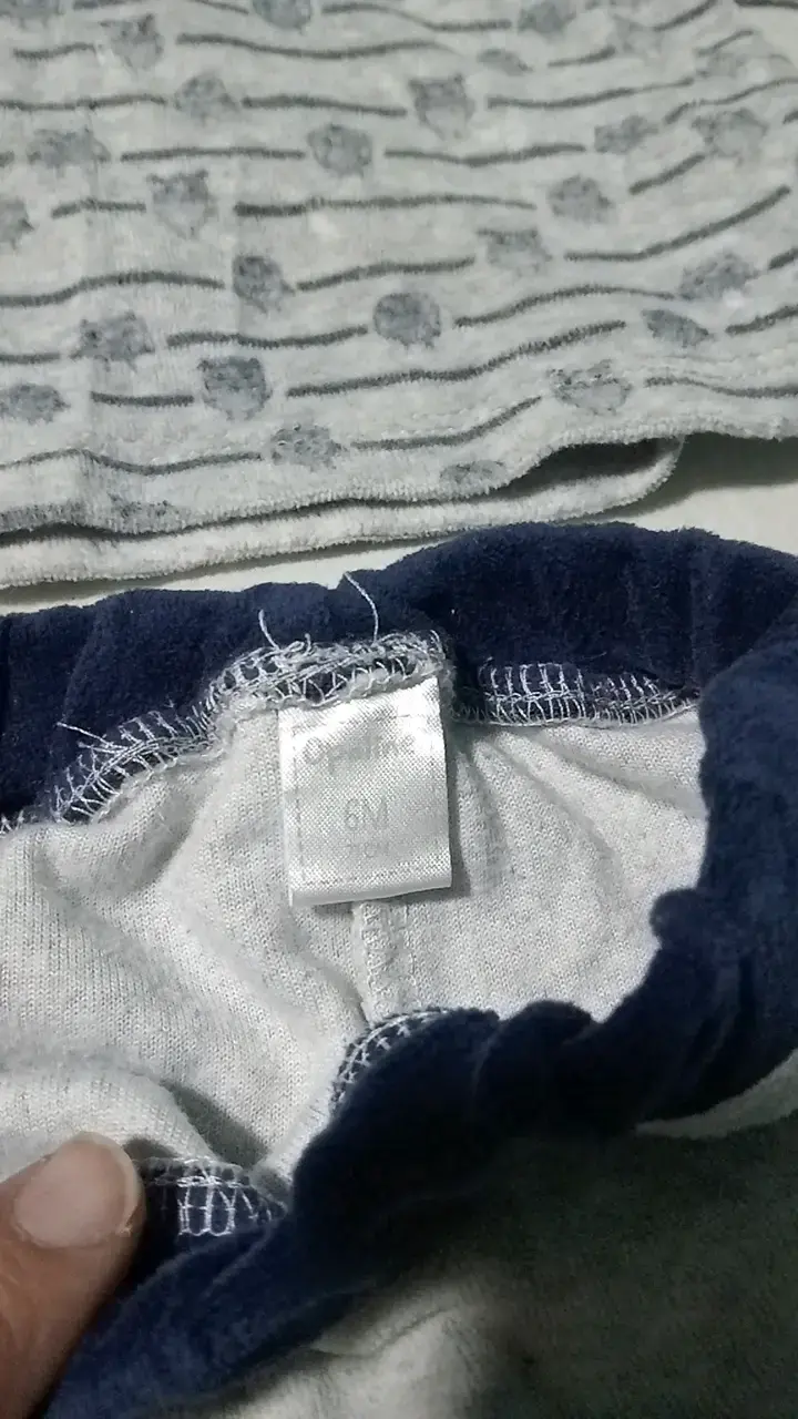 Pijama de bebé gris con detalles azules - 2
