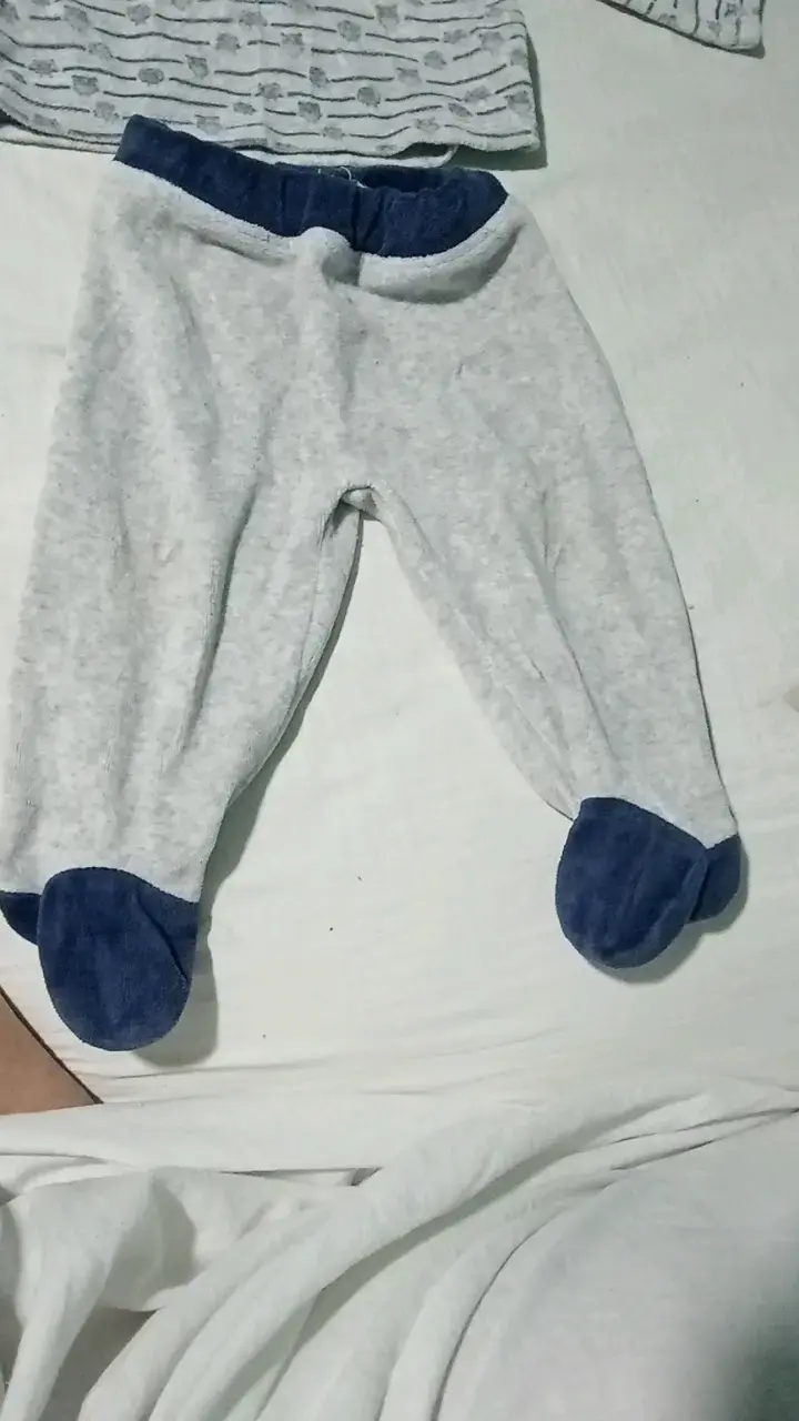 Pijama de bebé gris con detalles azules - 3