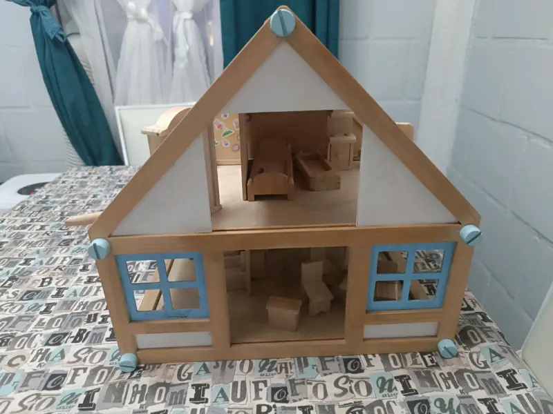 Casa de muñecas de madera con muebles - 1