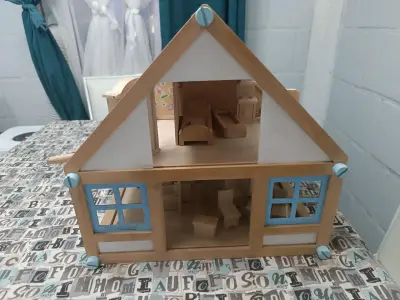 Casa de muñecas de madera con muebles - miniatura 1