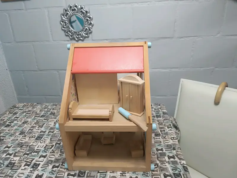 Casa de muñecas de madera con muebles - 2