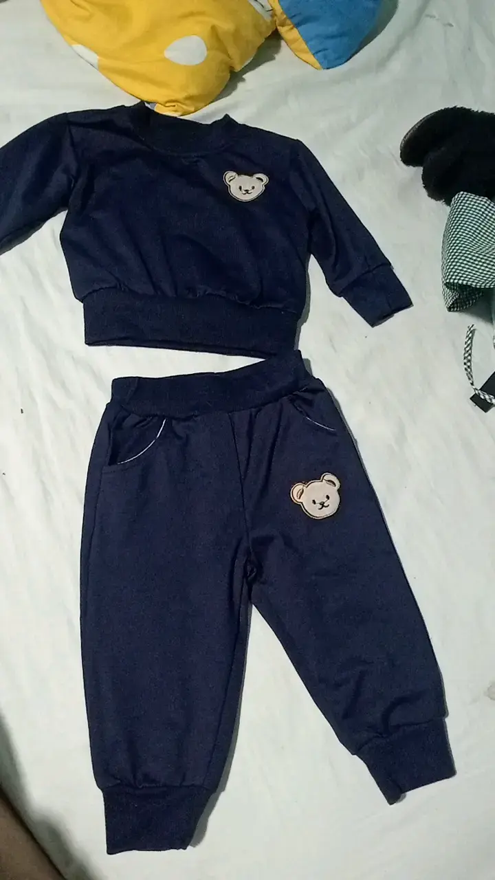 Conjunto de bebé azul con diseño de osito