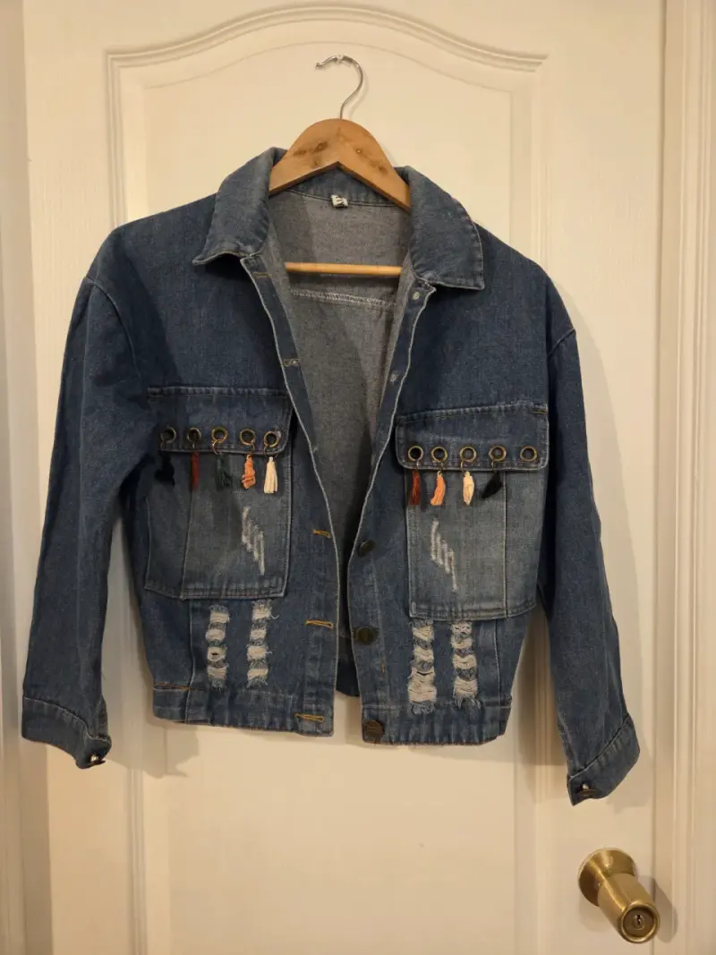 Chaqueta de mezclilla con detalles desgastados - 1