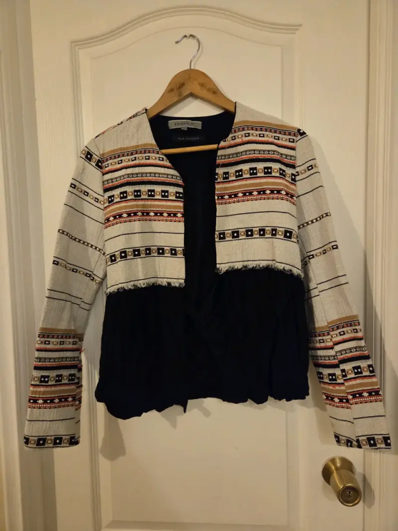 Chaqueta de mezclilla con detalles desgastados - 3