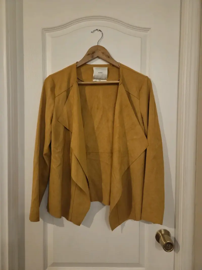 Chaqueta de mezclilla con detalles desgastados - 4