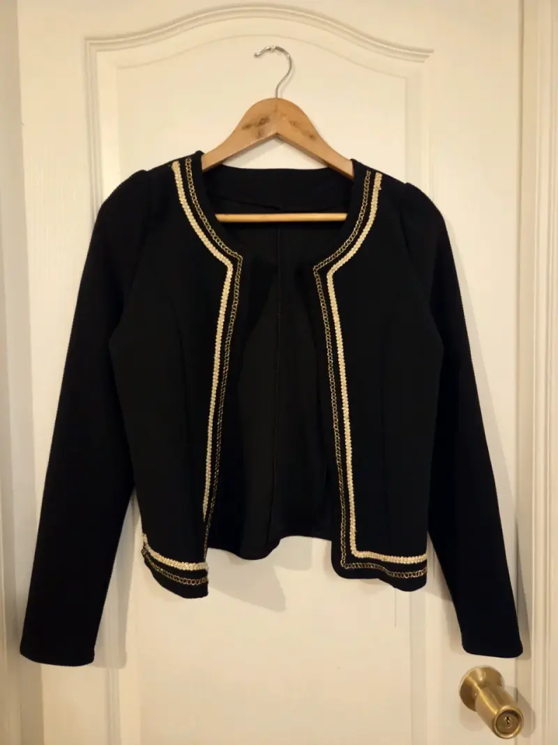 Chaqueta de mezclilla con detalles desgastados - 5