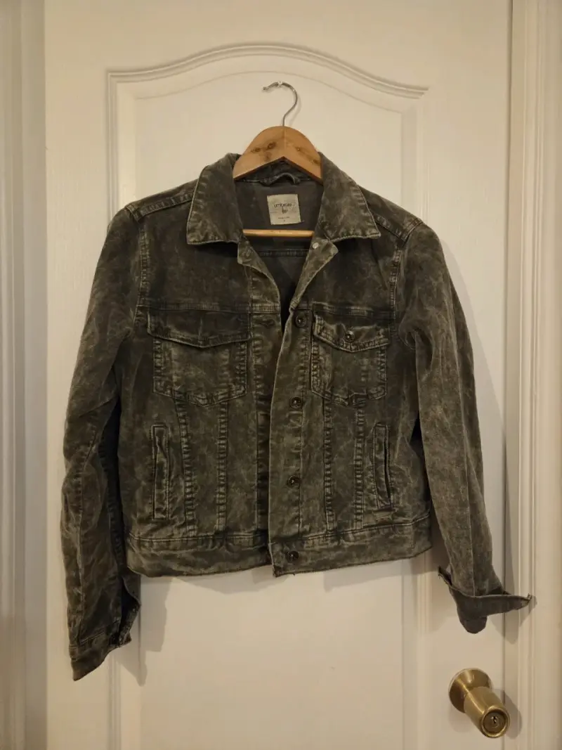 Chaqueta de mezclilla con detalles desgastados - 6