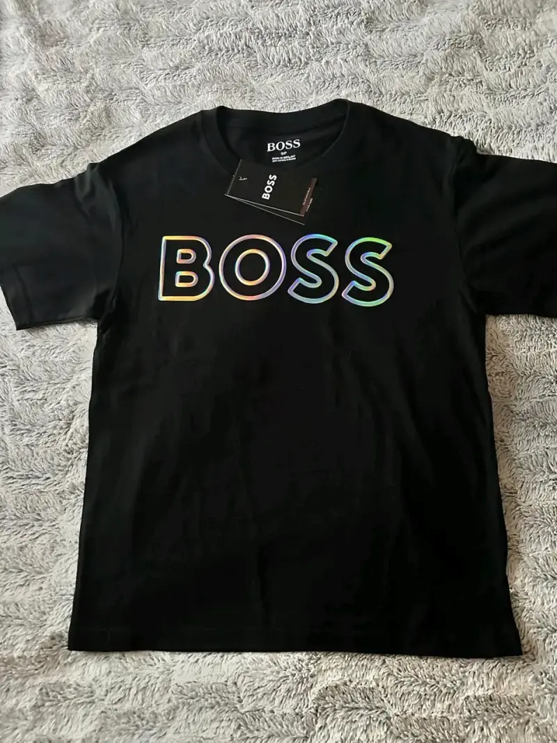 Polera negra Boss con logo holográfico - 1