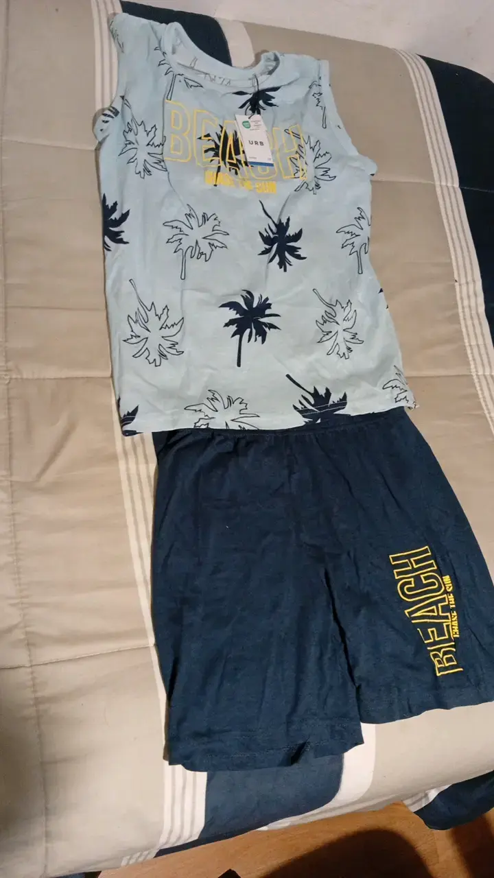 Pillama para niño con etiqueta talla 13