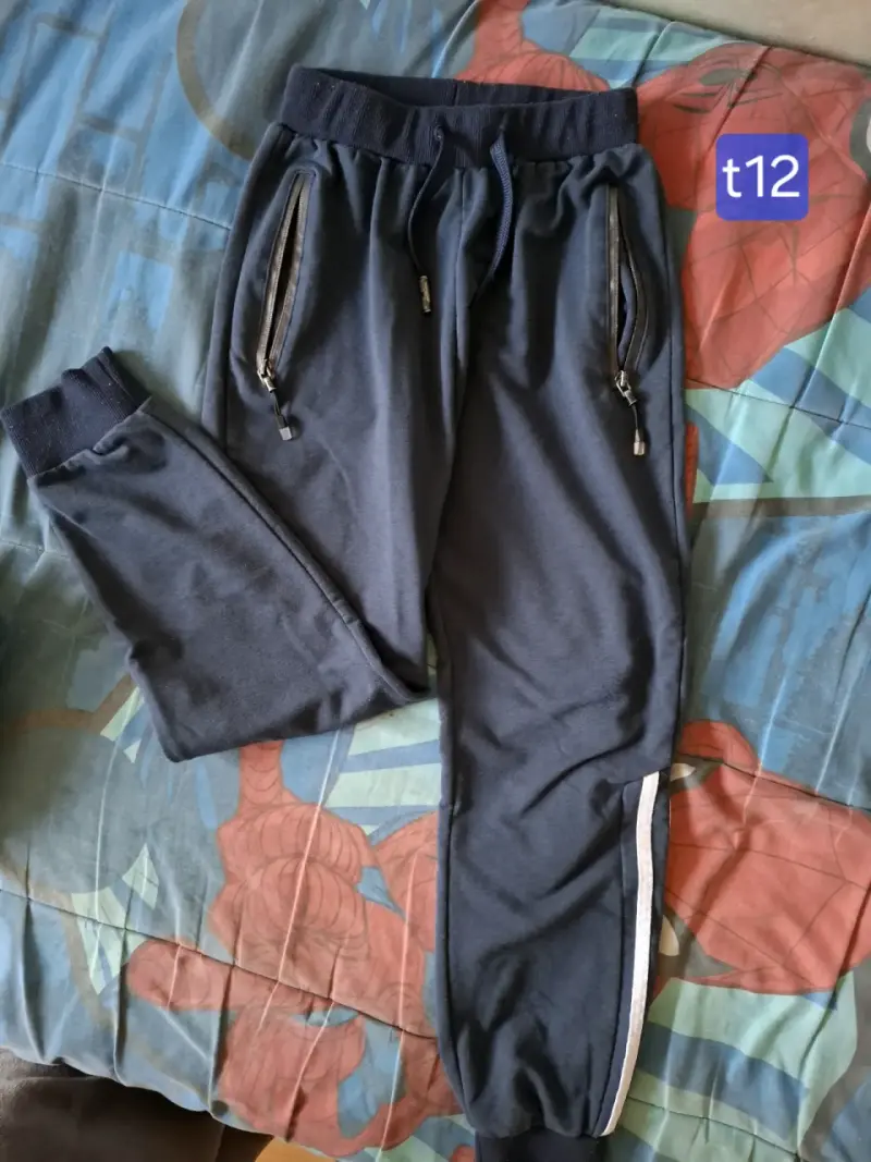 Pantalón deportivo azul con bolsillos y cierre - 2