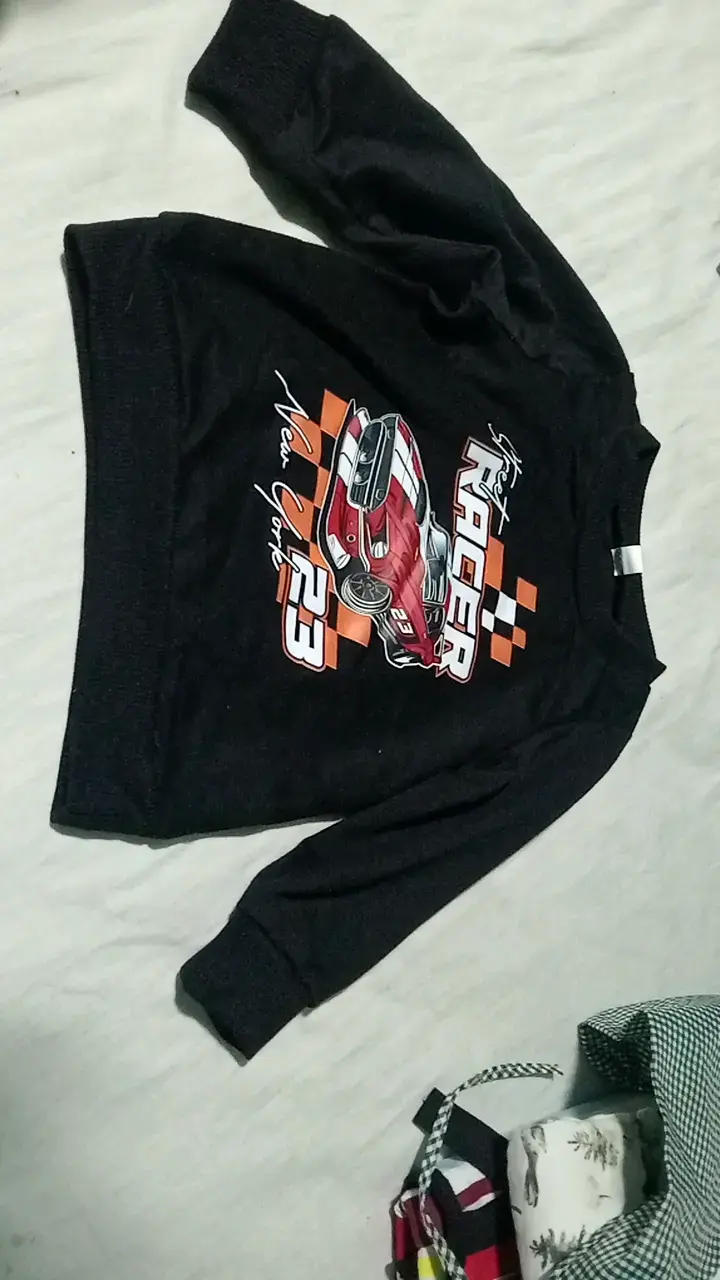 Polerón infantil negro con diseño de auto